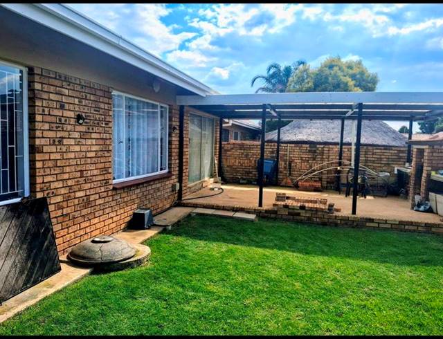 3 BEDROOM TOWNHOUSE FOR SALE IN FLAMWOOD